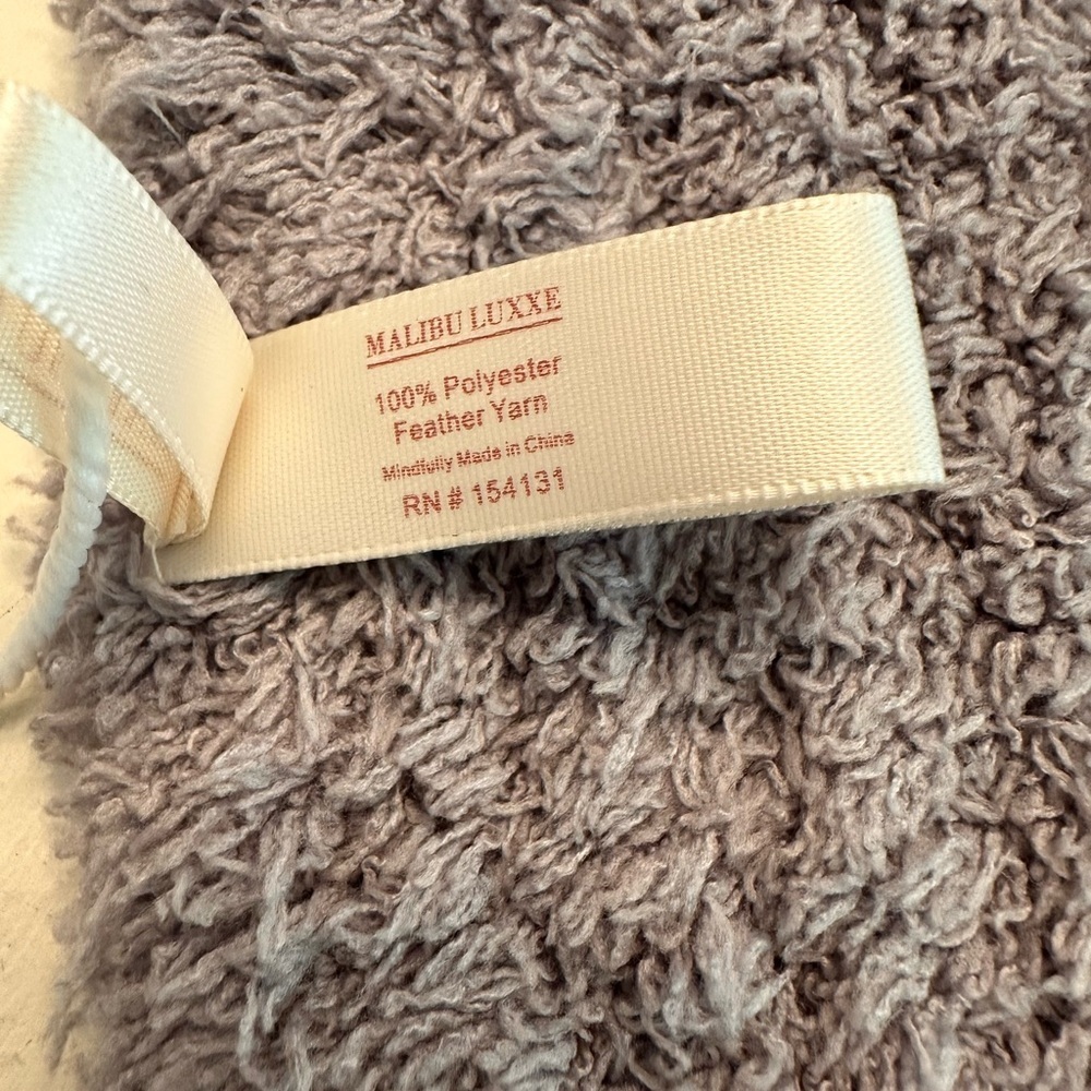 Malibu Luxxe Gray Super Soft Feather Knit Scarf Cozy Wrap NWT - Picture 4 of 4